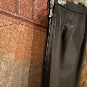 Chic Black Leather Skirt with Zipper Detail
